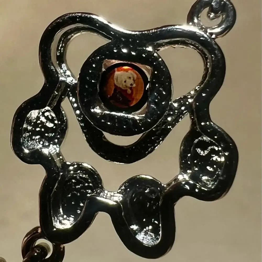 Customer photo, macro: a dog's photo visible inside the stone in the paw